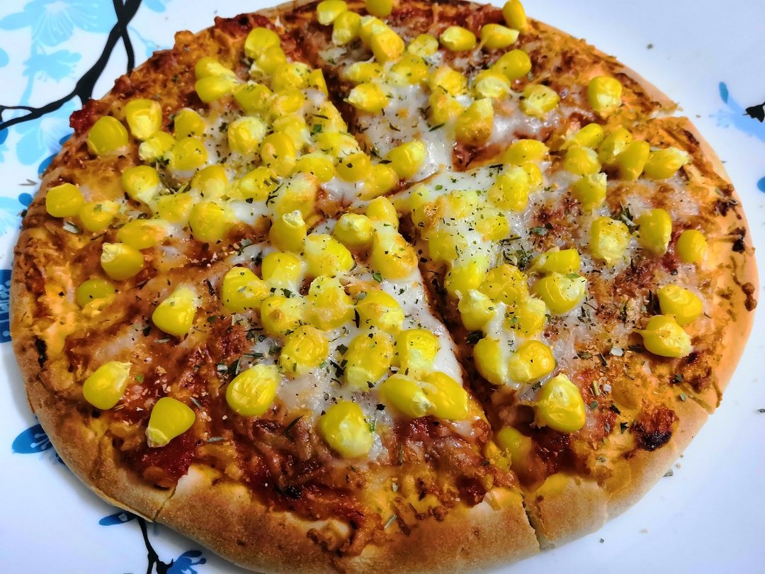 Onion sweet corn pizza